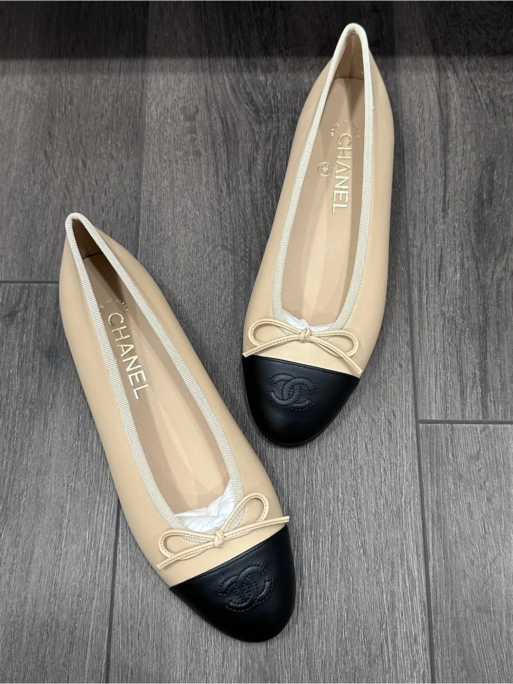CHANEL CC LOGO BEIGE & BLACK LEATHER BALLET BALLERINA FLATS SHOES Size 40